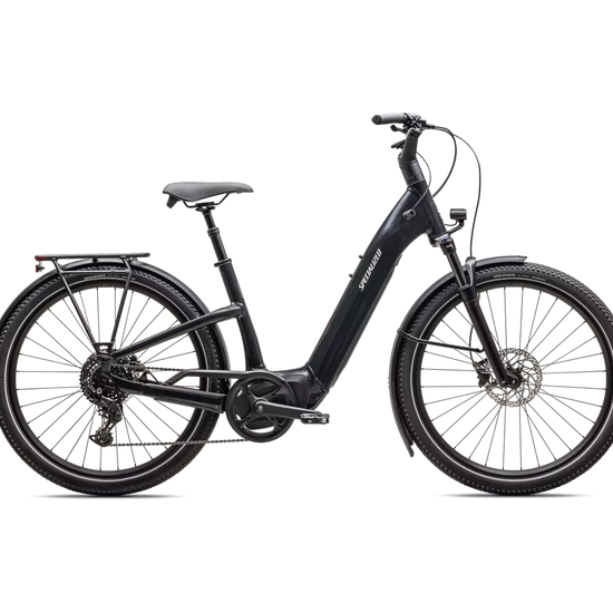 Musta Specialized Como 4.0 -sähköpyörä sivunäkymä matalalla rungolla