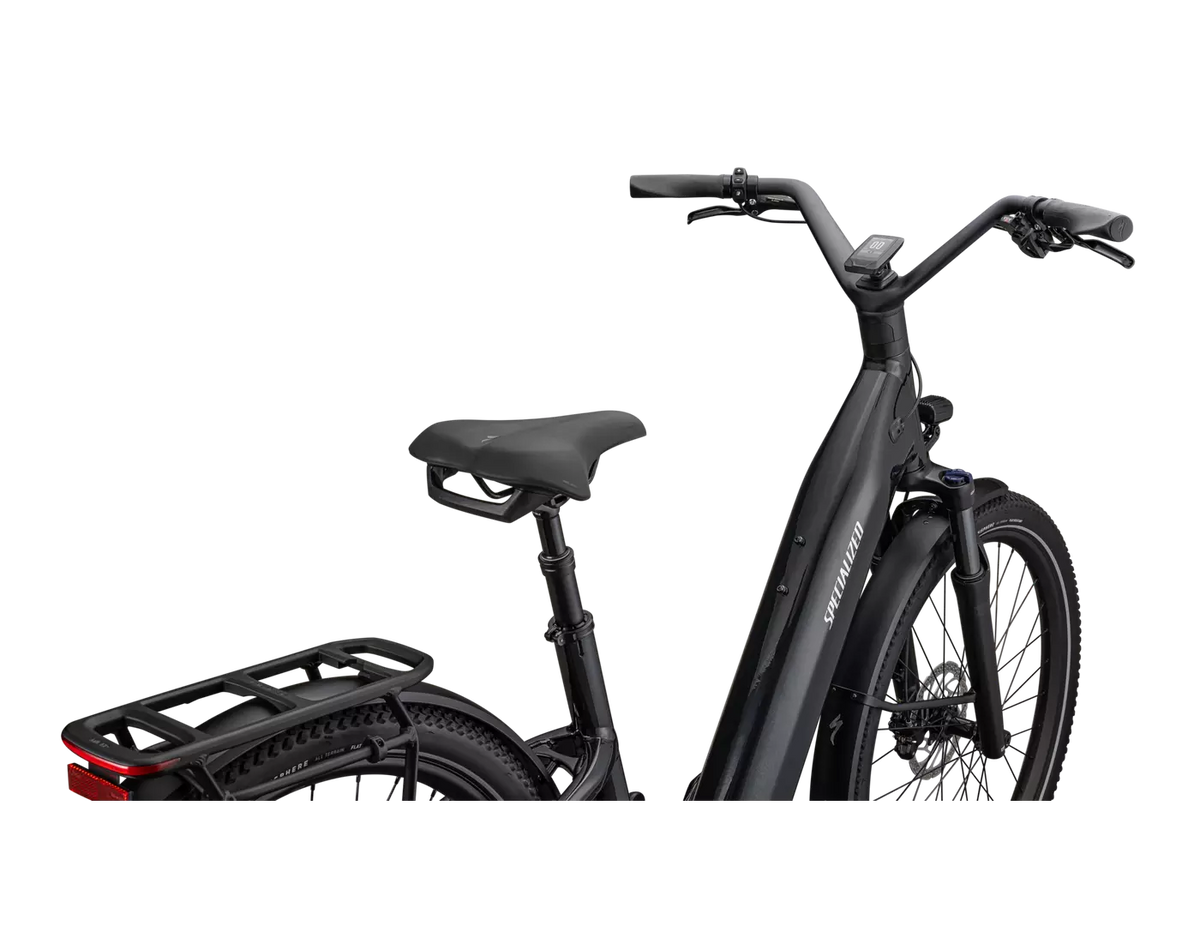 Musta Specialized Como 4.0 -sähköpyörä takavaloineen ja lastenpenkillä