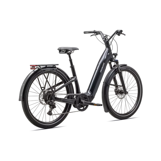 Musta Specialized Como 4.0 -sähköpyörä lokasuojilla ja kantokorilla