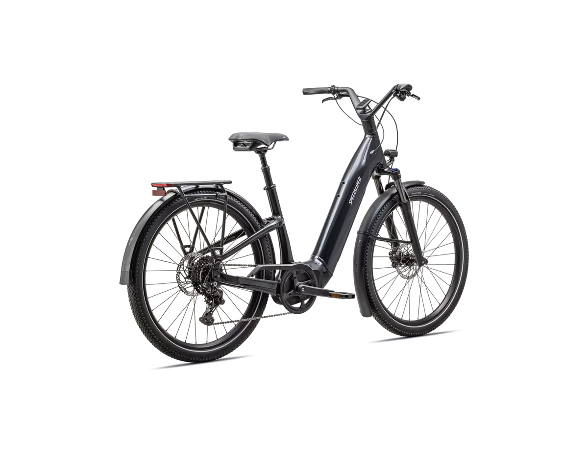 Musta Specialized Como 4.0 -sähköpyörä lokasuojilla ja kantokorilla