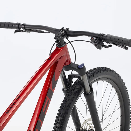 Trek Marlin 5 Gen 3 2026 Fury Red ohjaamo