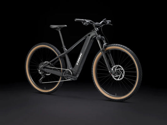 Trek Powerfly+ 4 800wh sähkömaastopyörä etuviistosta