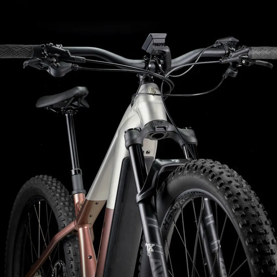 Trek Powerfly+ 8 800wh sähkömaastopyörä ohjaamo edestä