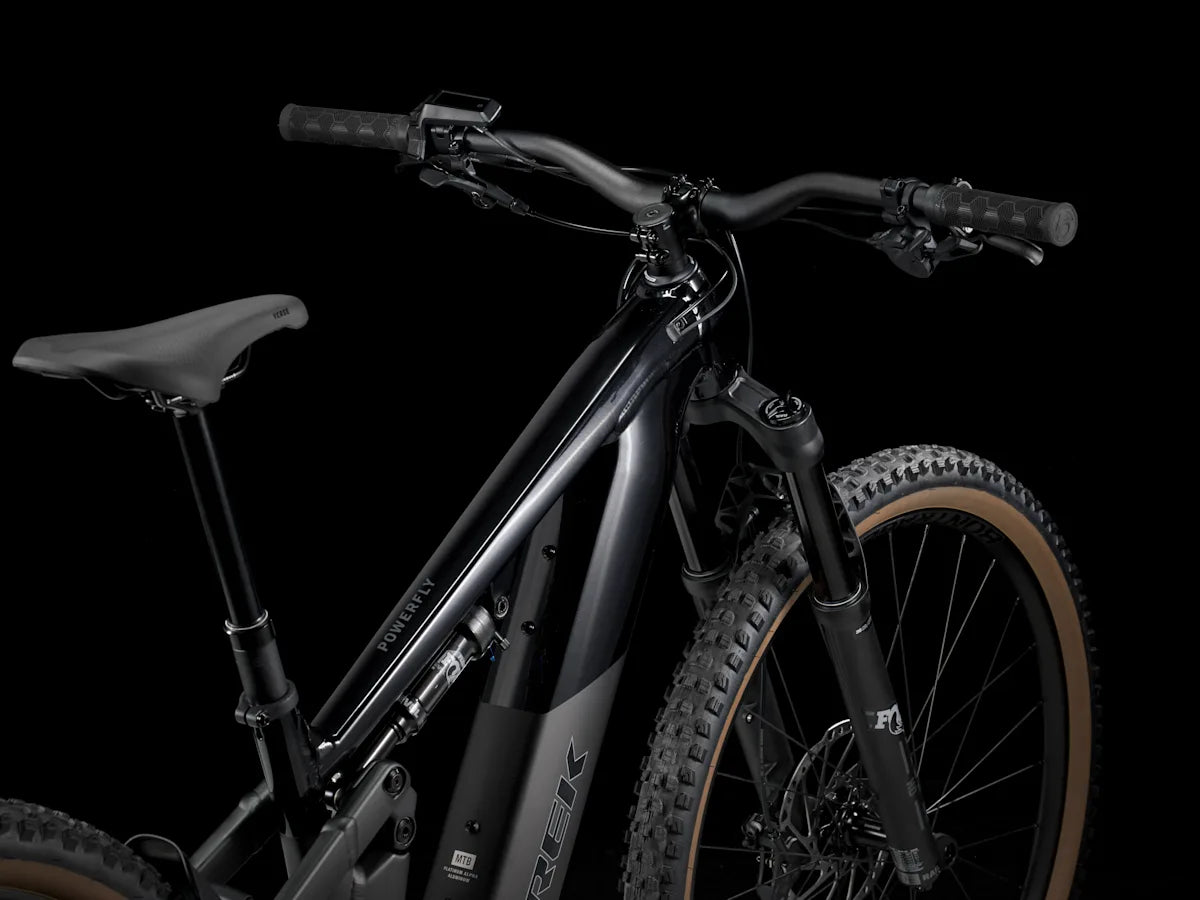 Trek Powerfly FS+ 6 800wh sähkömaastopyörä musta ohjaamo takaa