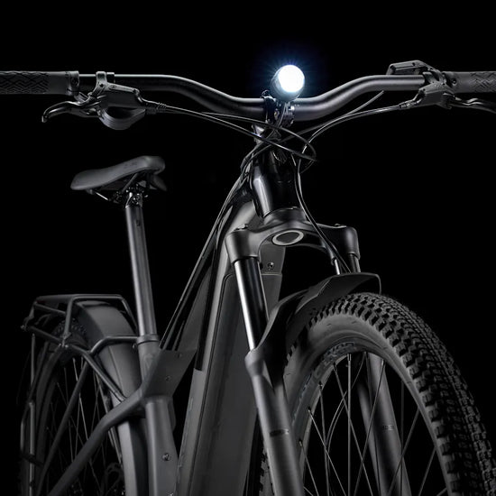 Trek Powerfly+ 4 varusteltu sähkömaastopyörä etuvalo ja keula