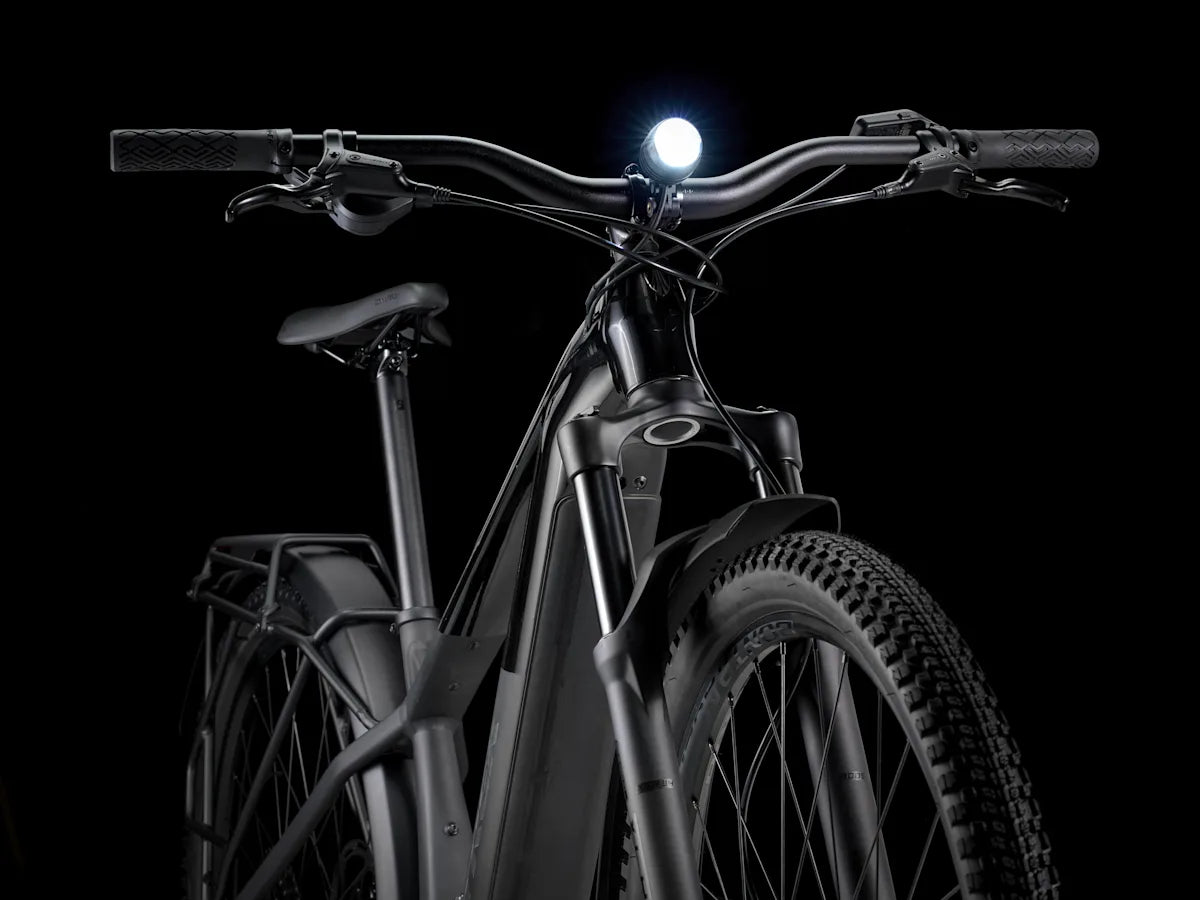 Trek Powerfly+ 4 varusteltu sähkömaastopyörä etuvalo ja keula